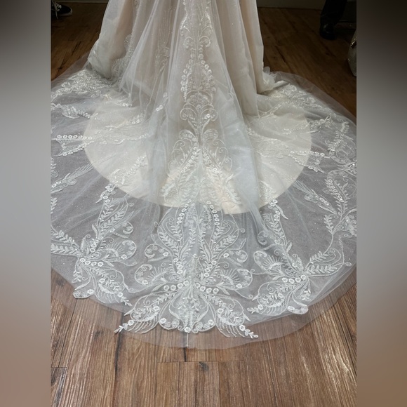 Lux and Love Designer wedding dress - never worn - Picture 5 of 8